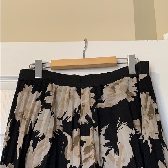 Floral pattern black skirt - Picture 3 of 4